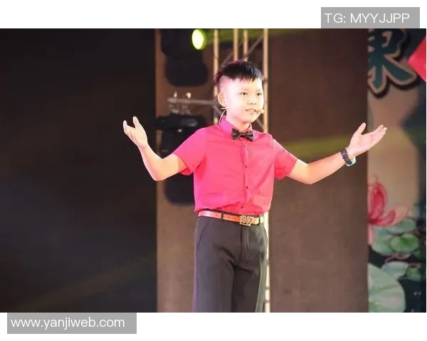 00后足球明星穿西服展现青春风采与时尚魅力引领新潮流